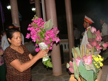 Một giáo viên nghỉ hưu dâng hoa tri ân các liệt sĩ
