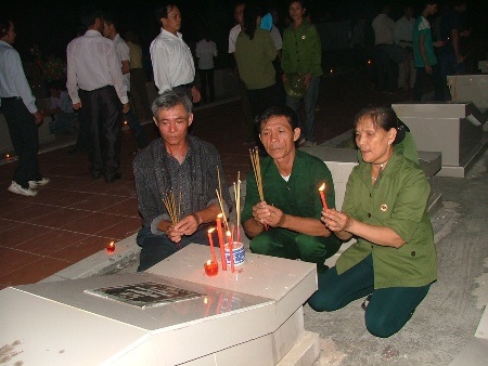 Những cựu binh thắp nến tri
ân tại các phần mộ