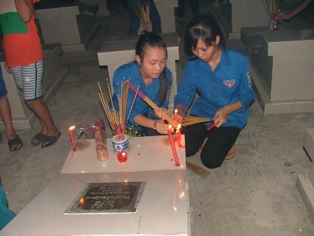 Những cựu binh thắp nến tri
ân tại các phần mộ