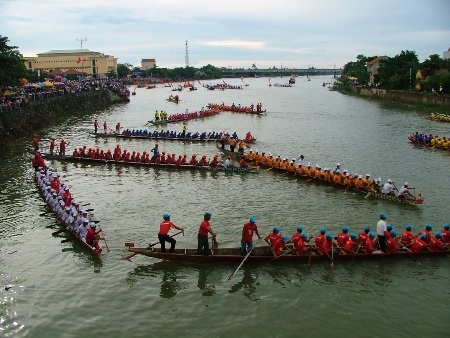 Màn diễu hành chào mừng lễ hội của các đội đua nam