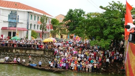 Hàng vạn khán giả đứng chật kín hai bên bờ sông reo hò cổ vũ cho đoàn đua