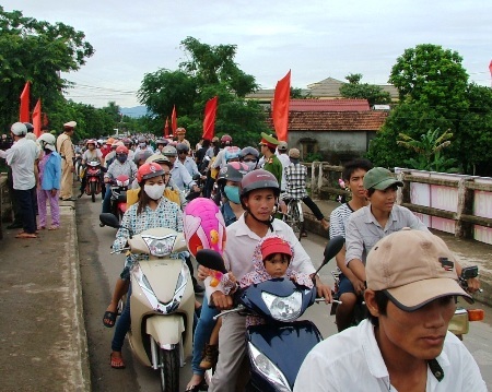 Hàng vạn khán giả đến với lễ hội đua thuyền khiến giao thông bị tắc nghẽn