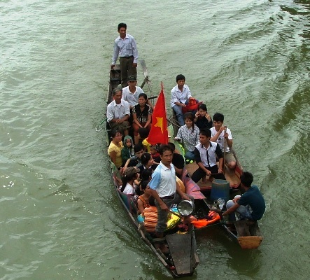 Có nhiều khán giả cuồng nhiệt thuê cả thuyền chạy theo cổ vũ cho đội nhà