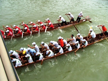 Những đội thuyền bơi nam tranh nhau quyết liệt
