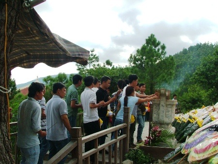 Thành kính dâng hương hoa trước anh linh của Đại tướng Võ Nguyên Giáp.