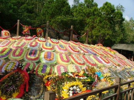 Mộ đại tướng dịp này luôn đầy ắp hoa thơm