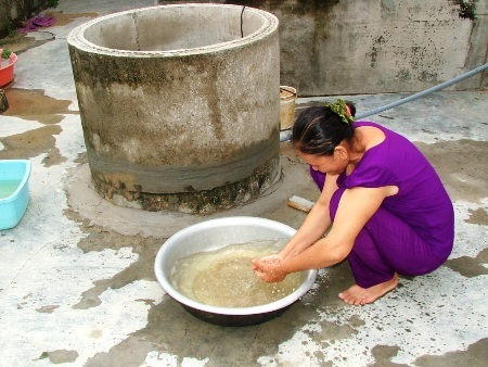 Bà Hồng than phiền về nguồn nước dù đã lọc nhưng vẫn vàng hoe, mùi hôi tanh