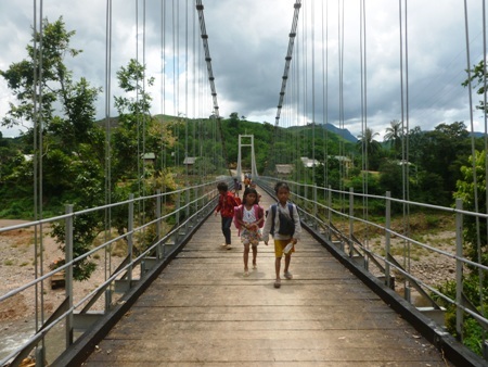 Học sinh đi lại gặp không ít trở ngại