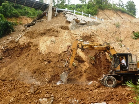 Phần đất sạt lở sẽ được nhà thầu cào sạch đến tầng đá mẹ