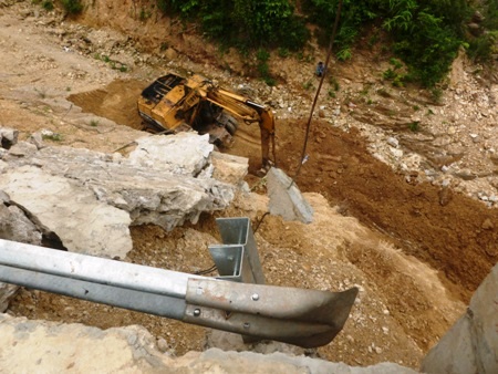 Dây chống sét cũng được cho là một trong những nguyên nhân dẫn đến sạt lở