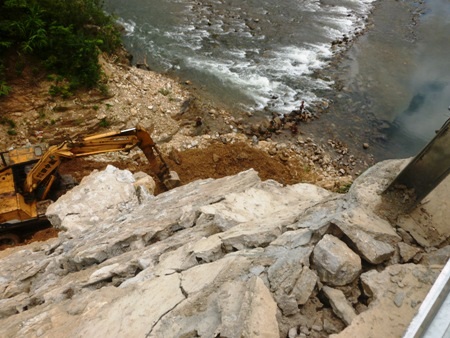 Sáng 10/9, nhà thầu đang tiến hành cào múc đất sạt lở...
