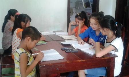 Những tình nguyện viên trường ĐH Quảng Bình dạy học hè cho trẻ em ở làng SOS Đồng Hới.