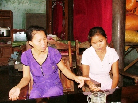 Bà Nương bên người con gái bị suy cầu thận giai đoạn 3.