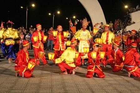 Rộn ràng tiết mục múa bông