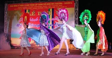 Nhiều ban ngành đoàn thể diễu hành chào mừng kỷ niệm 10 năm thành lập thành phố Đồng Hới