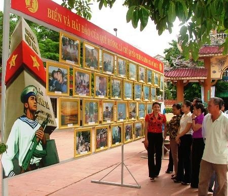 Buổi triển lãm thu hút nhiều du khách tham quan