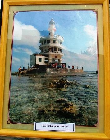 Bức ảnh “ngọn hải đăng ở đồi Tiên Nữ” thu hút nhiều du khách tới xem