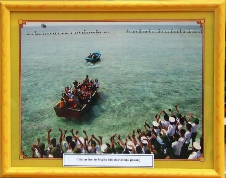 Bức ảnh nói lên một cuộc chia tay lưu luyến của