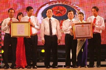 Phó Thủ tướng đã thay mặt lãnh đạo Đảng, Nhà nước trao tặng cờ