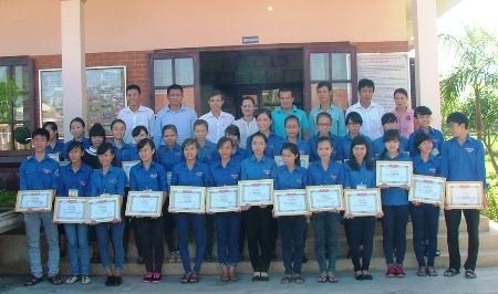 ...và trao bằng khen 