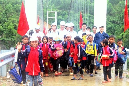 Cầu "Khuyến học & Dân Trí" thứ 7 được khánh thành tại Quảng Bình - 2 Niềm hân hoan của các em học sinh nơi miền xa xôi hẻo lánh khi có chiếc cầu mới để đến trường
