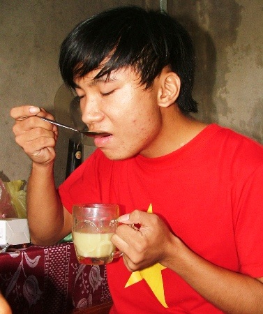 Dù đã xay ra thành nước nhưng Khiêm vẫn nuốt trong đau đớn