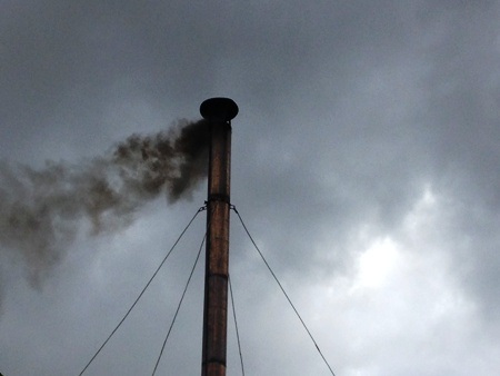 Khói từ lò đốt xử lí rác thải y tế của bệnh viện bay ra đen ngòm, mùi hắc rất khó chịu