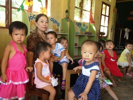 Thiếu chỗ học nên nhiều năm nay, trường Mần non Quy Hóa phải mượn tạm nhà văn hóa thôn để học