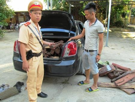 Nhóm đối tượng đã dùng thủ đoạn rất tinh vi để vận chuyển gỗ lậu (Ảnh: Phòng CSGT cung cấp)