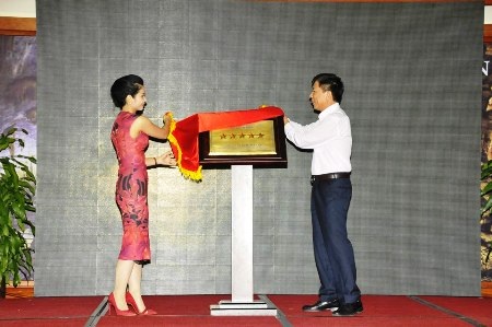 Khu Sun Spa Resort đạt chuẩn 5 sao đầu tiên tại Quảng Bình - 2 Ông Nguyễn Hữu Hoài, Chủ tịch UBND tỉnh Quảng Bình và bà