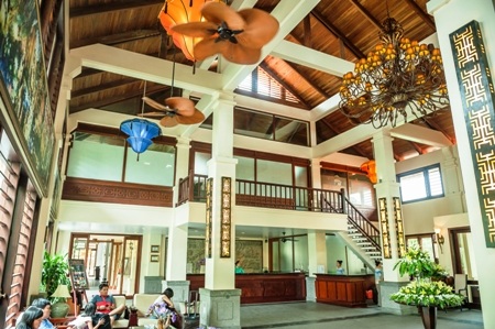 Đội ngũ lễ tân phục vụ rất chuyên nghiệp