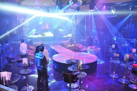 Nếu muốn thử cảm giác mạnh thì có thể vào bar với những vũ công rực lửa