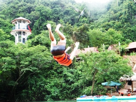 ...và phút nghỉ ngơi giữa lòng sông Chày mát lạnh