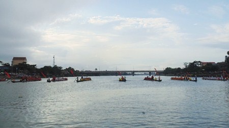 Mặc dù tiết trời âm u nhưng cuộc đua vẫn diễn ra rất gay cấn