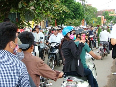 Ngay từ sáng sớm, truyên các tuyến đường đã chật kín người đến tham dự lễ hội đua thuyền