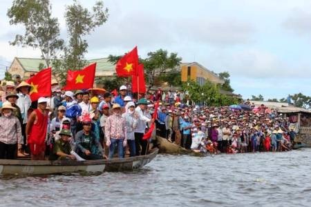 Hàng ngàn người dân với lá cờ Tổ quốc, băng rôn cổ vũ cho các đội đua