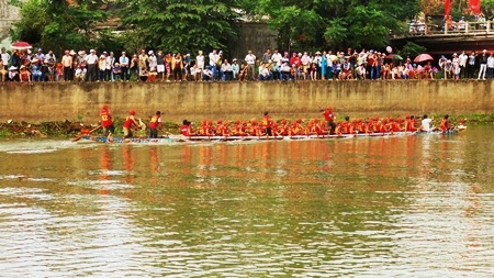 Khán giả đứng sát bờ sông reo hò cổ vũ cho đội nhà