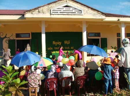 Trời nắng đẹp nên buổi lễ khai giảng diễn ra rất thuận lợi ở ngôi trường mầm non