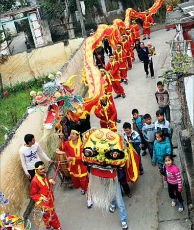 Lễ hội đua thuyền truyền thống trên sông Kiến Giang: “Nóng” trước giờ “G” - 3 Lễ Hội đua thuyền truyền thống trên quê hương Đại tướng không thể thiếu điệu múa Tứ linh