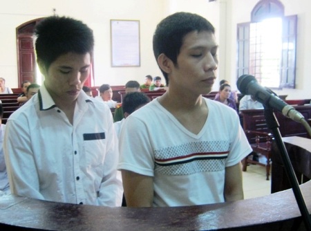 Hai đối tượng chém người dã man tại phiên tòa xét xử