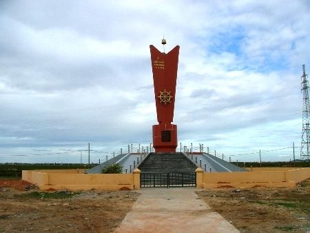 Đài tưởng niệm các liệt sĩ Hải quân 5/8/1964 ở bên sông Gianh
