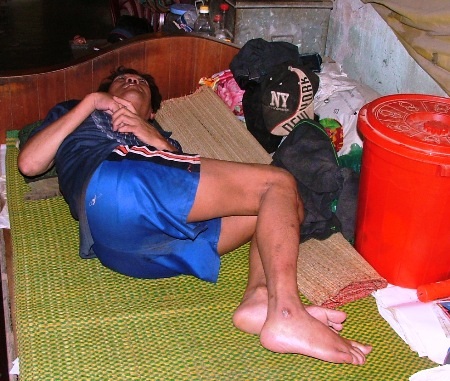 Cựu binh Hồ Sỹ Hóa đang quặn đau vì bệnh tật hành hạ