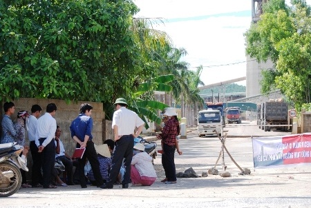 Nhiều người bao vây trước cổng nhà máy Xi măng Áng Sơn