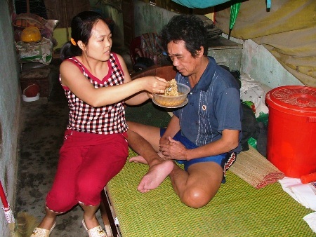 Gian nhà được anh em mua cho chỉ rộng chừng 10 mét vuông là chỗ “chui đi, chui lại” của anh Hóa