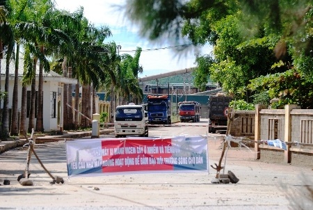 Nhiều người bao vây trước cổng nhà máy Xi măng Áng Sơn