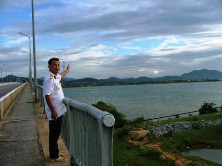 Đài tưởng niệm các liệt sĩ Hải quân 5/8/1964 ở bên sông Gianh