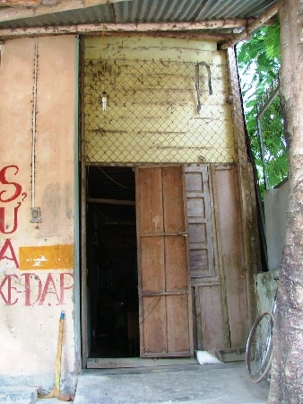 Gian nhà được anh em mua cho chỉ rộng chừng 10 mét vuông là chỗ “chui đi, chui lại” của anh Hóa