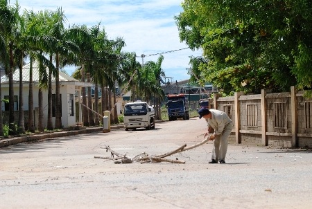 Bảo vệ của Nhà máy ra gỡ những thân cây của người dân ra làm rào chắn ngăn xe hoạt động.