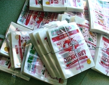 Thu 400 nghìn bao bì hàng nhái Ajinomoto và cỏ nhập lậu từ Trung Quốc - 1 Hơn 400 nghìn bao bì nhái
