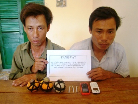 Hai đối tượng cùng tang vật tại cơ quan điều tra